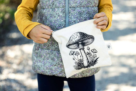 Ditch single-use plastic and pack your snacks sustainably with our eco-friendly Reusable Snack Bag.