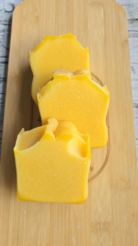 A citrus delight that will awaken you and make you feel alive. The beautiful colour of this soap comes from carrot juice and the lemon + orange combination of pure therapeutic essential oils makes this bar the perfect bar to start your sunny spring or summer day.