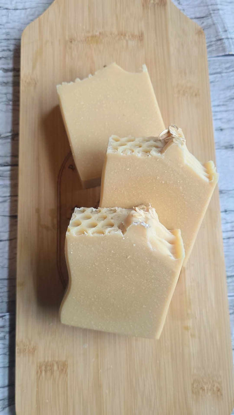 Peak to Creek's Lemon, Goats Milk, Oats & Honey Tallow Bar Soap combines tallow and goat's milk for ultimate skin nourishment. Made with local honey and oats, this bar is also perfect for those with sensitive skin.