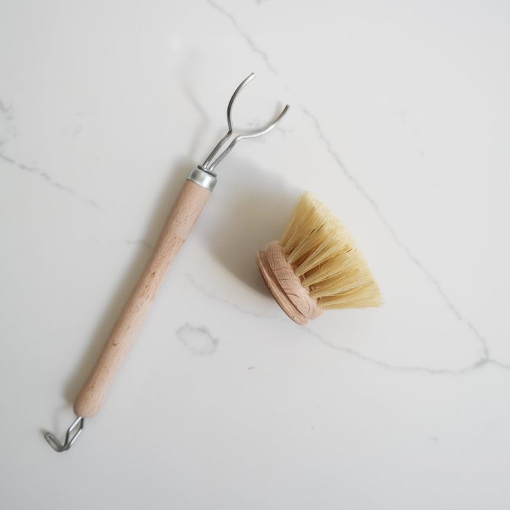 This Dish Brush 1.5" by Redecker is made with untreated beechwood and tampico plant fibres. This brush is strong and firm, making it perfect for cleaning all pots and pans.