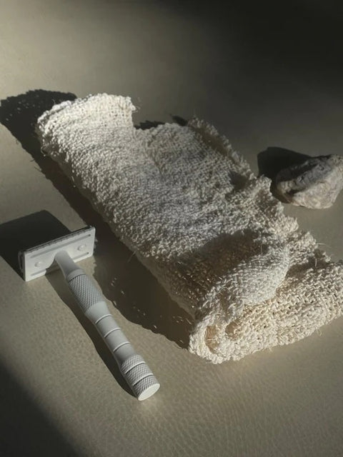 This safety razor works with one single, sharp blade that cuts hair close to the skin on the first pass, offering a smooth, irritation-free shave.