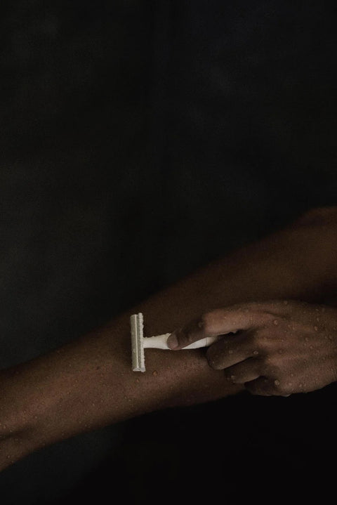 This safety razor works with one single, sharp blade that cuts hair close to the skin on the first pass, offering a smooth, irritation-free shave.