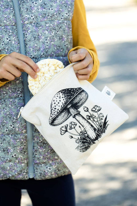Ditch single-use plastic and pack your snacks sustainably with our eco-friendly Reusable Snack Bag.