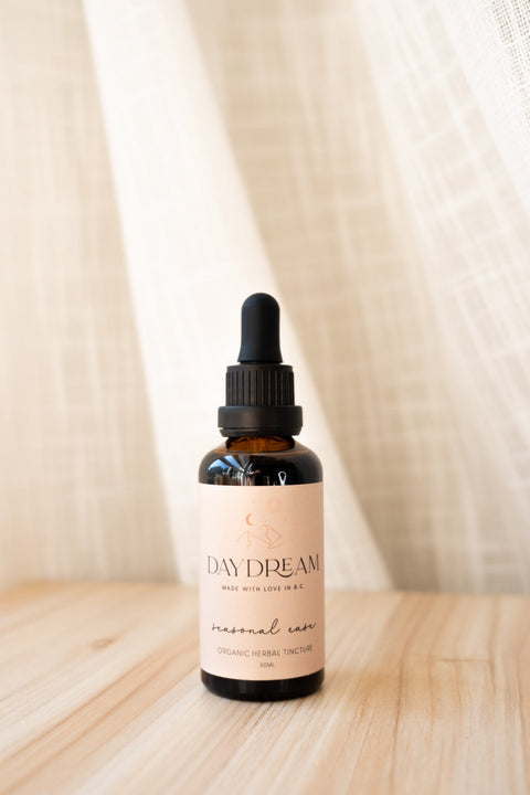 Say goodbye to the seasonal allergies and embrace the beauty of nature with our powerful Seasonal Ease herbal tincture!  Whether it's springtime blossoms, summer pollen, autumn's crisp air, or the dryness of winter, this powerful blend of herbs will bring you much-needed relief and help to defend against allergens and infections.