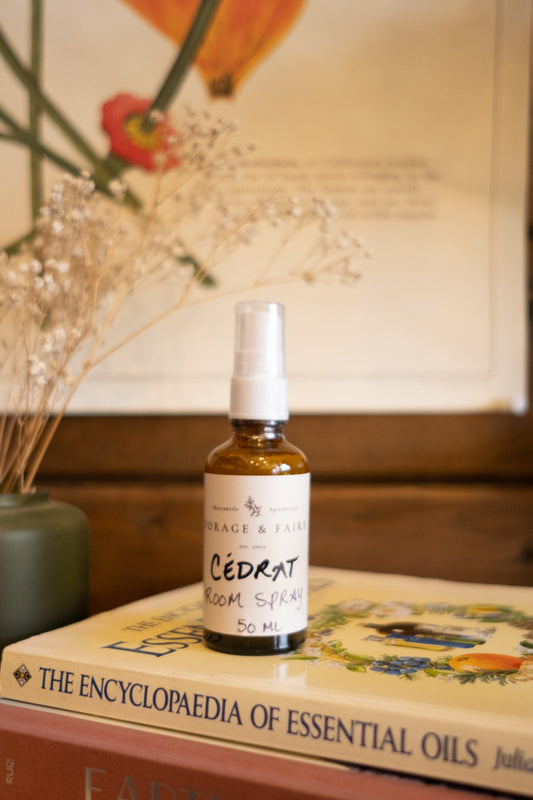 Enjoy the refreshing scent of our Cédrat Room Spray, made with a blend of all-natural lemon, cedar, and vanilla essential oils. This spray is energizing and uplifting, transforming your environment into a revitalizing and rejuvenating space.