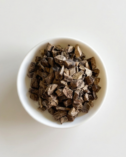 Costus root, known in Traditional Chinese Medicine as Mu Xiang, is the dried root of Saussurea costus (also called Aucklandia). It has been valued for centuries in classical herbal traditions for supporting healthy digestion and maintaining balanced Qi (vital energy), particularly in the spleen and stomach systems.