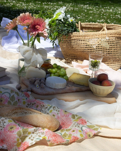 Beeswax food wraps are an all natural, reusable & eco-friendly alternative to plastic wrap in the kitchen and beyond. The average person uses over 2000 sq. ft. of plastic wrap every year. Join the more than 50,000 people who have made the switch from plastic to Goldilocks Wraps.