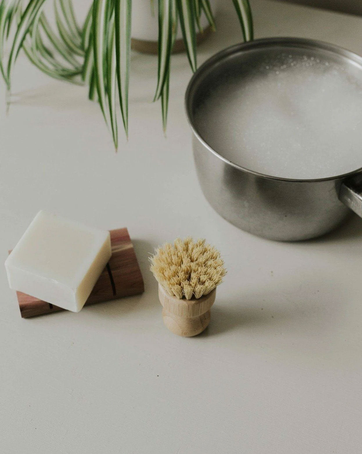 This pot scrubber is made of purely plant materials and is the perfect sustainable alternative to disposable, synthetic pot scrubbers and dish sponges!