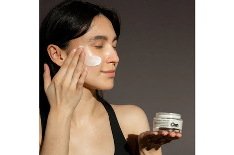 Our second decadent face cream has been designed just for you with a similar texture and effectiveness. Hyaluronic acid and olive squalane deliver deep hydration and long-lasting smoothness. Deep nourishment leaves your skin soft, radiant and thankful.