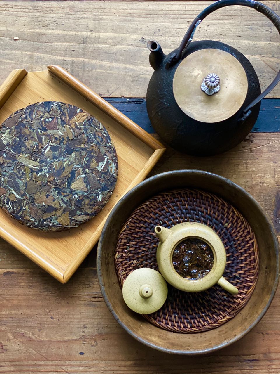 Our organic Harvest Moon 2016 Old Tree White Tea is a particularly sweet white tea cake from the old tree forest in Huazhu Liangzi. It offers beautiful notes of baked fruit, mulled wine and vanilla, with a long and lingering sweetness.
