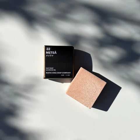 METSÄ means ‘forest’ in Finnish. We love the forest and its trees, and it is one of our biggest inspirations when creating our products. A blend of mandarin, bergamot, rosemary, and cedarwood essential oils offers grounding, uplifting, and revitalizing benefits.