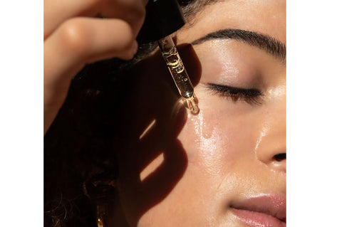 We’ve sourced the smallest molecule of hyaluronic acid available to re-plump dehydrated skin and ensure our serums absorb like a dream. We’ve packed this one full of herbal extracts to make it noticeably effective at controlling oil, decongesting pore build up and dissolving impurities. Blend your face oil with one of our oil-free elixirs and it’ll vanish in a hot minute.