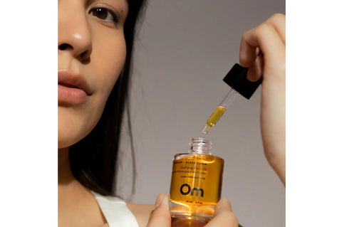 Filler oils have no place on your face. Our ultra-luxe formulas blend a wide array of plant-based oil soluble actives that target specific skin challenges. This one delivers immediate nourishment, soothing relief and oil control to breakout-prone skin with a remarkably lightweight formula. It leaves a powder-like finish on the skin, and works amazingly with our Pure + Calm Elixir.