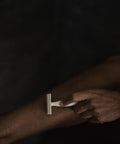 This safety razor works with one single, sharp blade that cuts hair close to the skin on the first pass, offering a smooth, irritation-free shave.