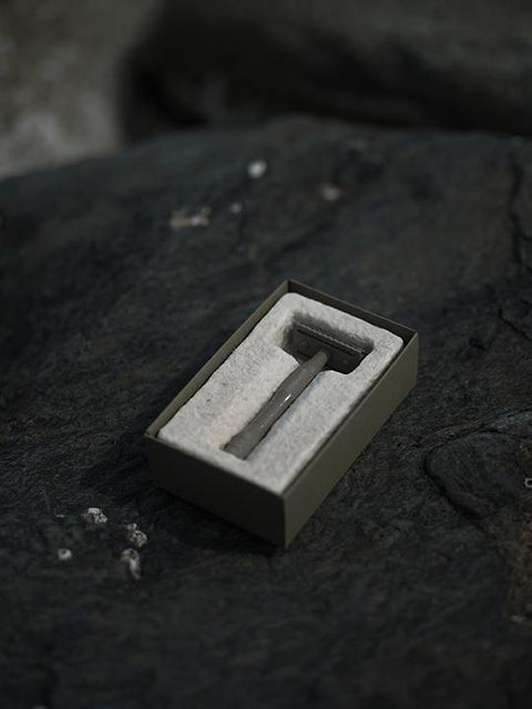This safety razor works with one single, sharp blade that cuts hair close to the skin on the first pass, offering a smooth, irritation-free shave.
